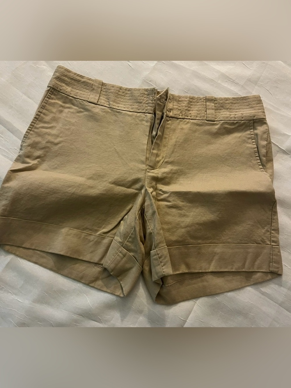 Classic Women's Khaki Shorts - Neutral Everyday Style - size 6